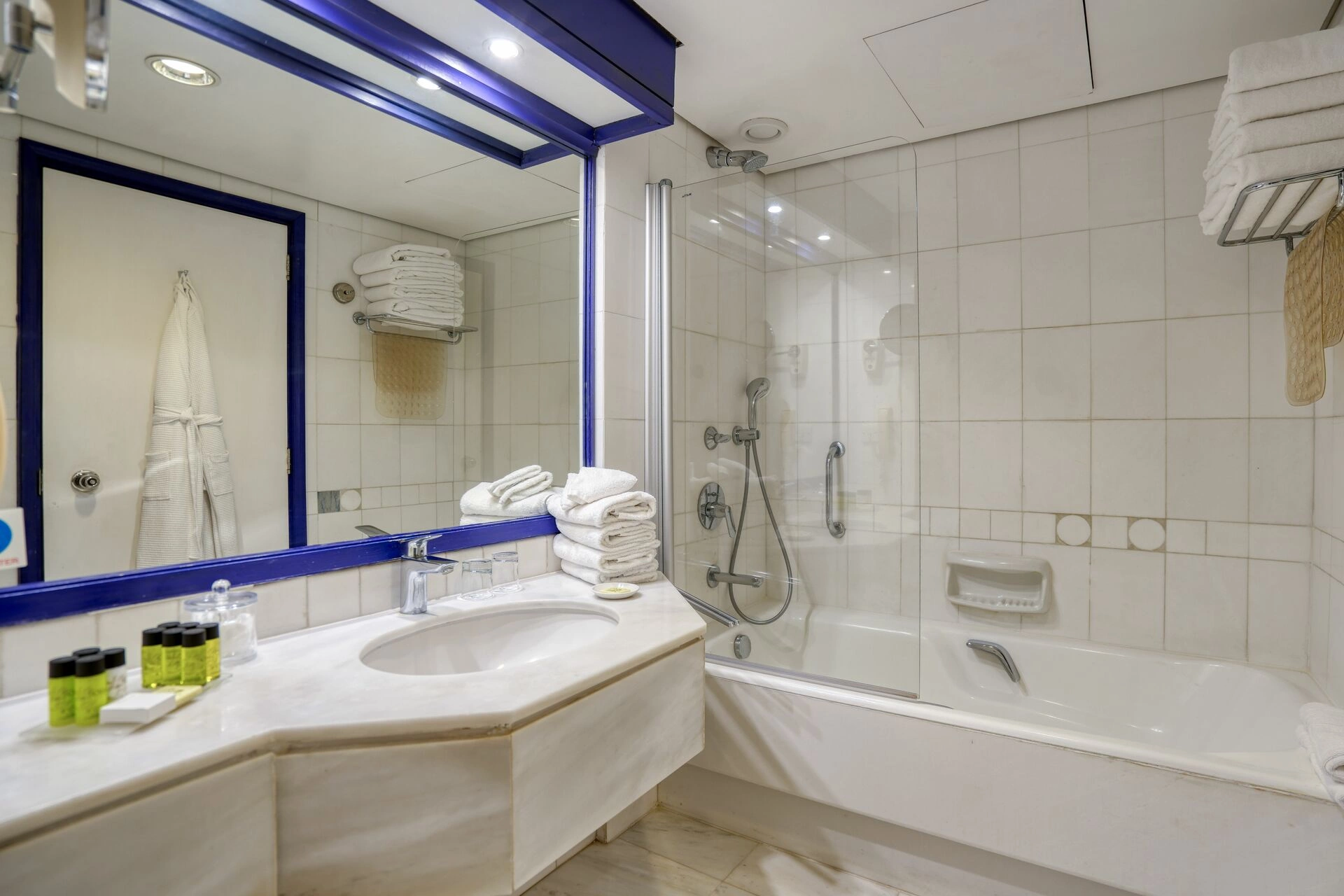 Bathroom_01.jpg