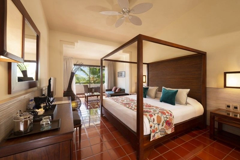Catalonia_Royal_Bavaro_-_Superior_Junior_Suite_king_2019.jpg