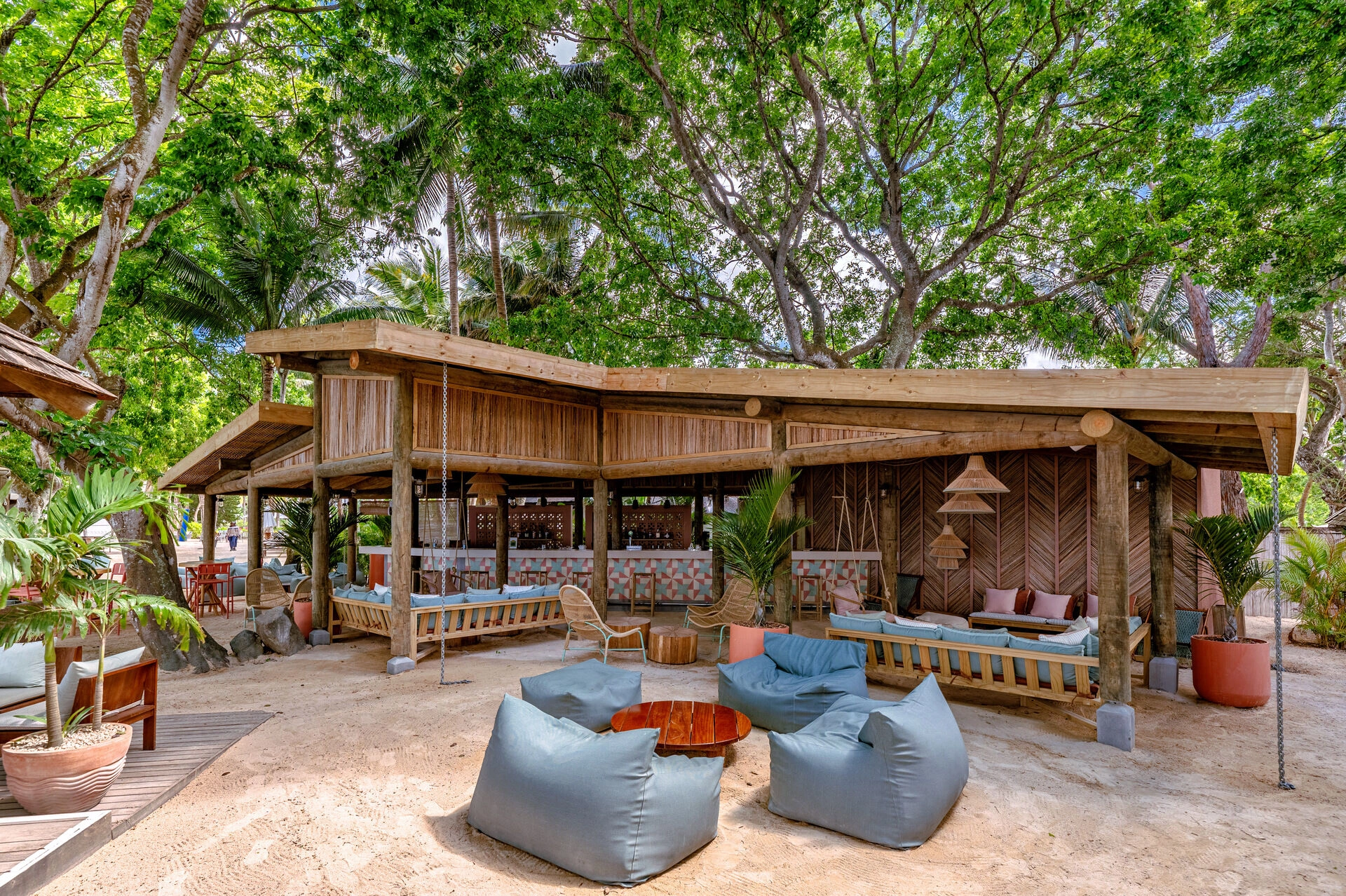 TRA_Beach_Bar_01.jpg