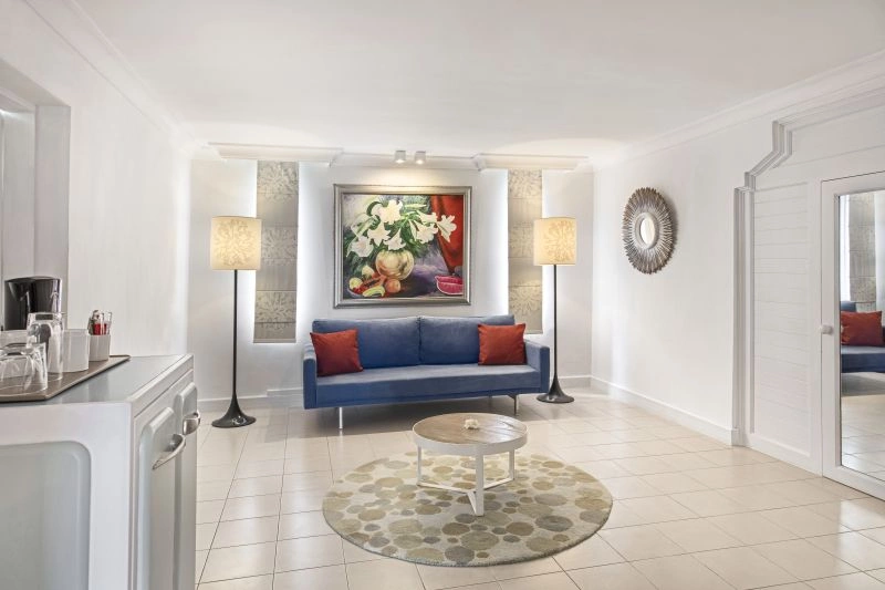 Rooms_Deluxe_Suite.jpg