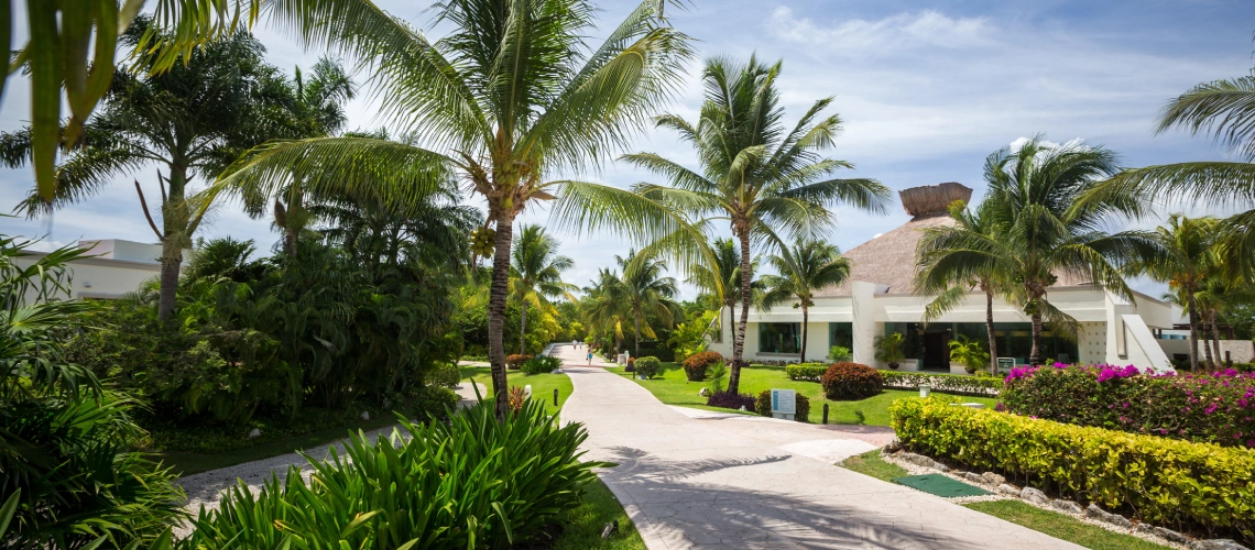 5-bluebay-grand-esmeralda-exterieur.png