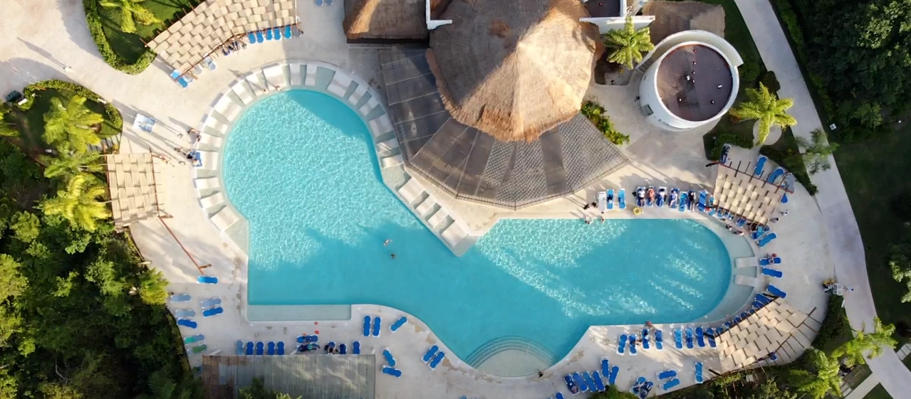 1-bluebay-grand-esmeralda-vue-aerienne.png