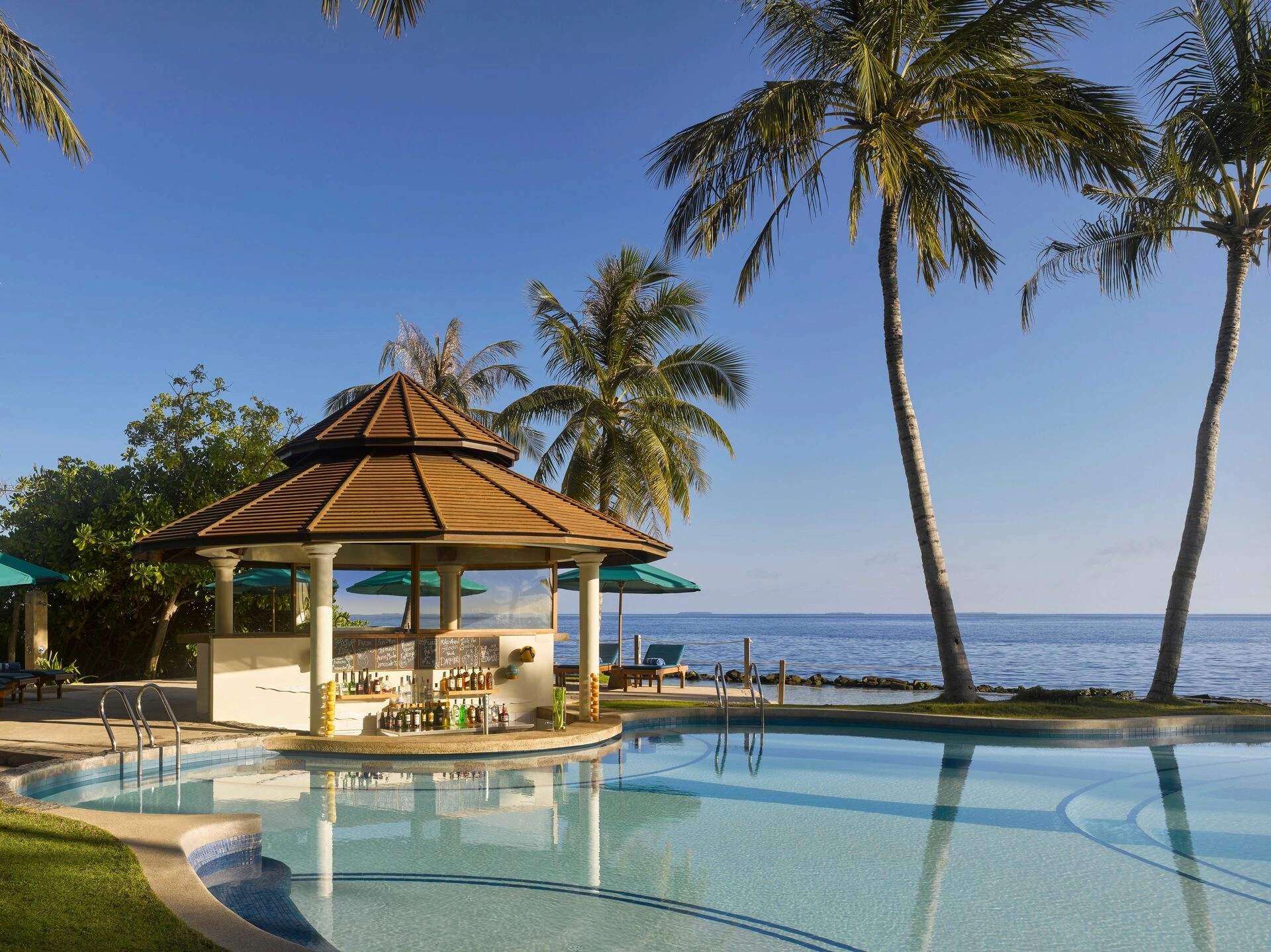 Royal_Island_-_Pool_Bar_-_Poolside_-_4K.jpg