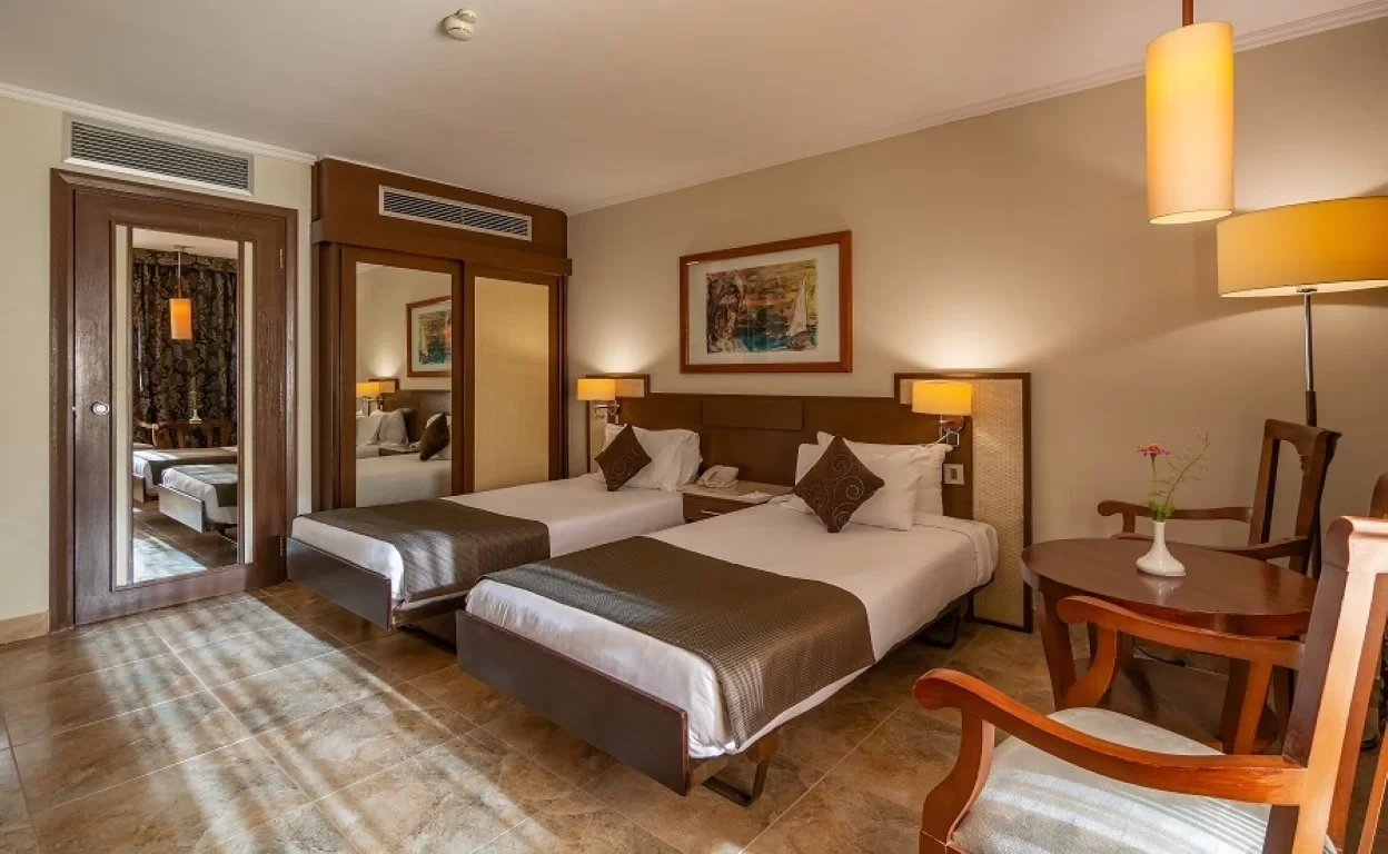 jolie-ville-hotel-spa-kings-island-luxor-gallery-new-rooms-standard-room-handicapped.webp