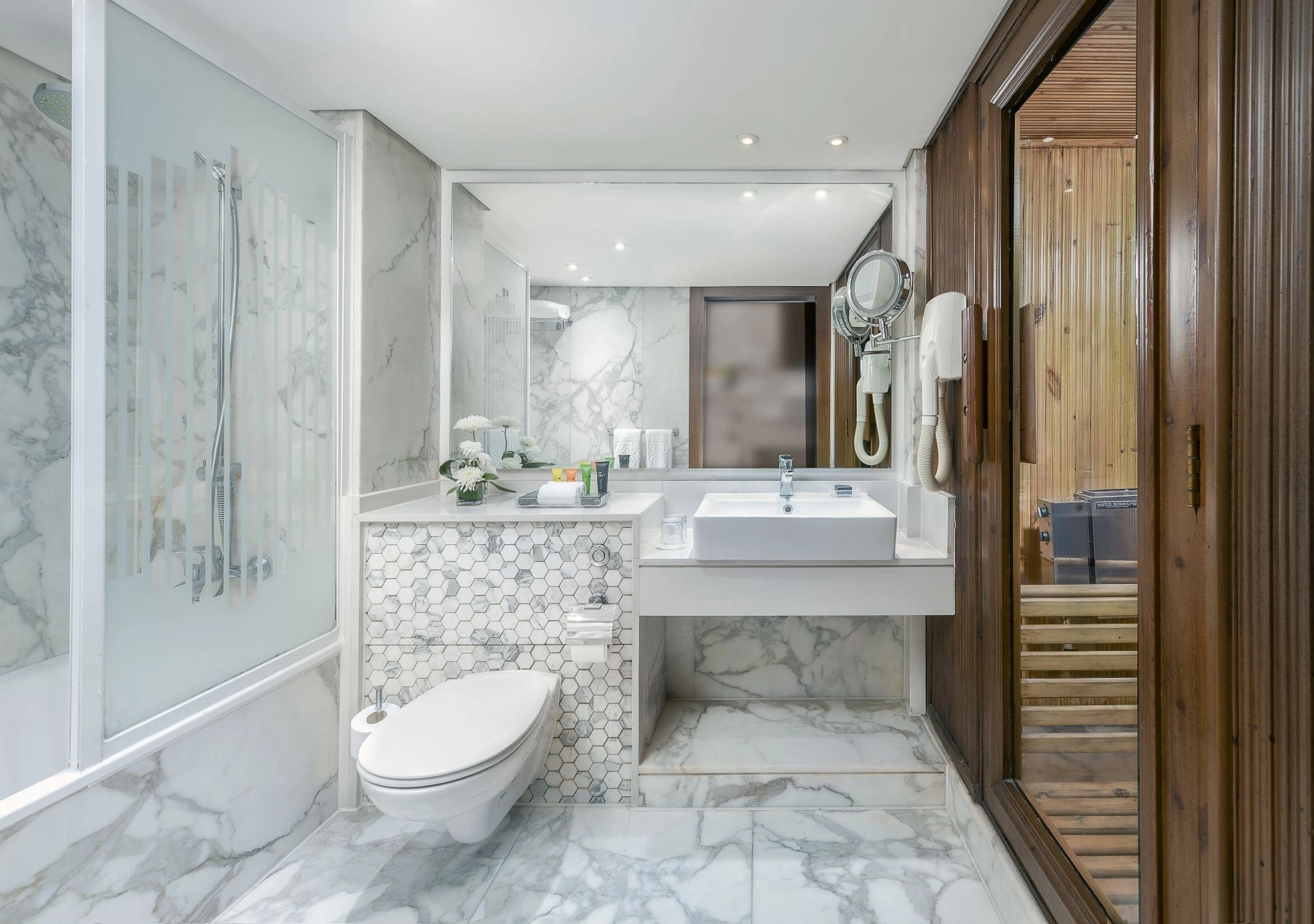 02_suite_326_bathroom_1.jpg
