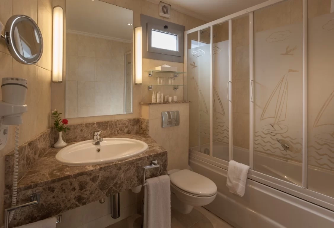 jolie-ville-hotel-spa-kings-island-luxor-gallery-new-rooms-bathroom.webp