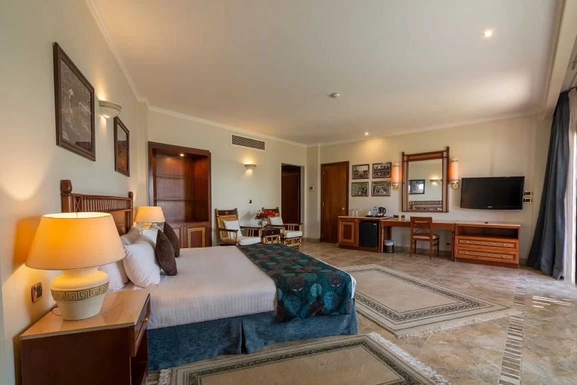 jolie-ville-hotel-spa-kings-island-luxor-gallery-new-rooms-deluxe-room-nile-view-4.webp