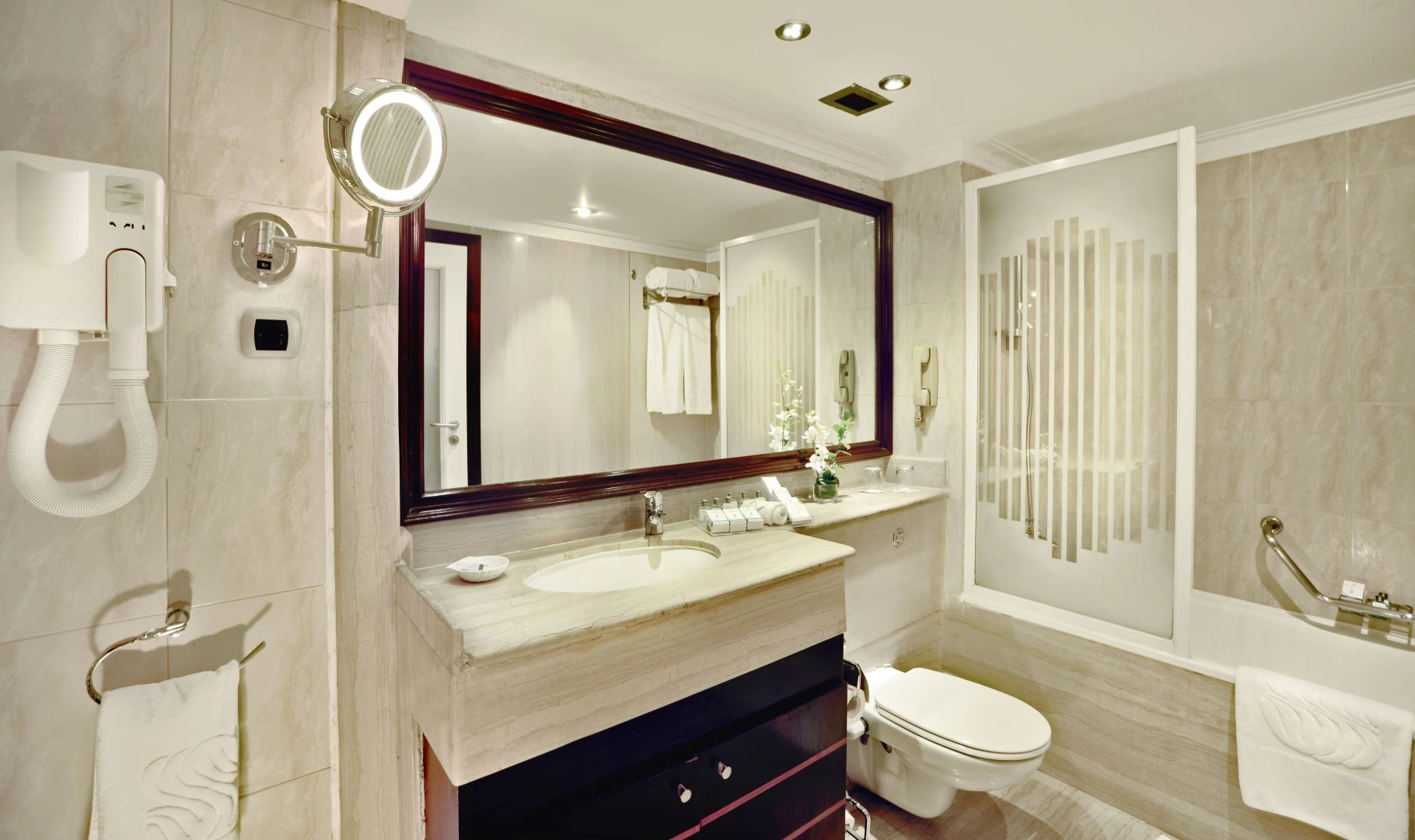 6-deluxe_room_-_bathroom.jpg