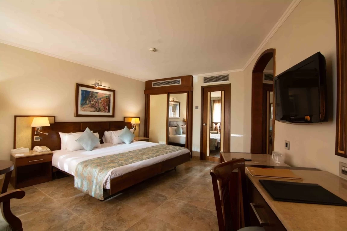 jolie-ville-hotel-spa-kings-island-luxor-gallery-new-rooms-junior-suite-2.webp