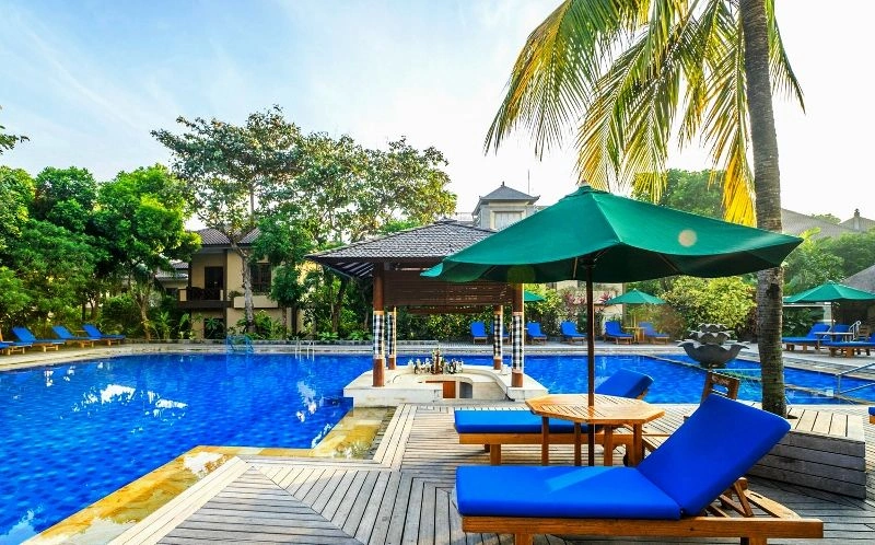 Sunken_Pool_Bar.jpg