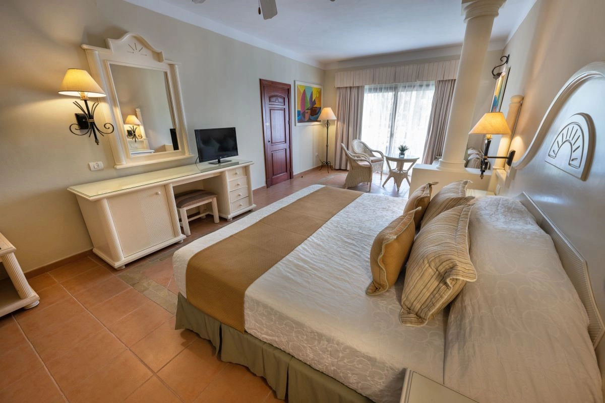 04_King_Bed_Junior_Suite.jpg