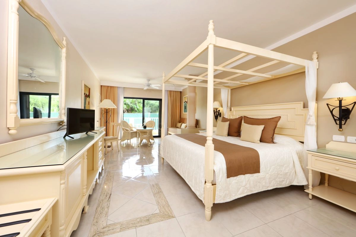 08_1_King_Bed_Deluxe_Junior_Suite.jpg