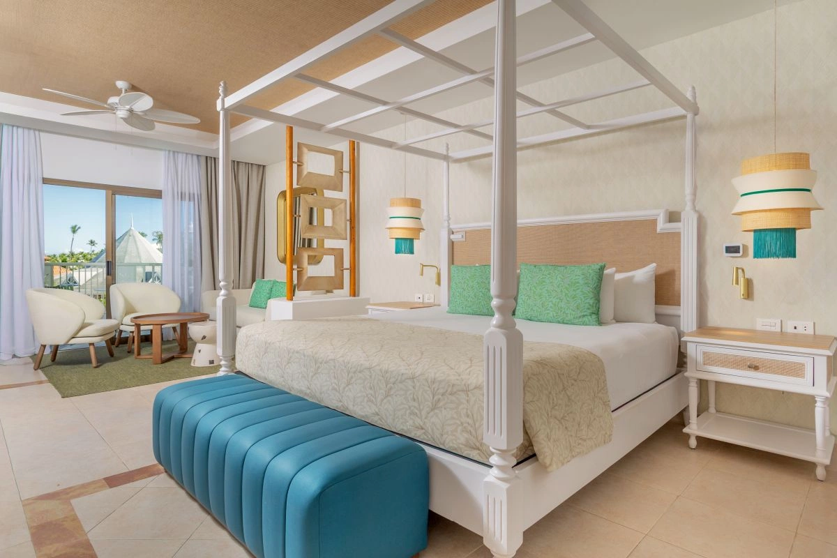 04_1_King_Bed_Deluxe_Junior_Suite_.jpg