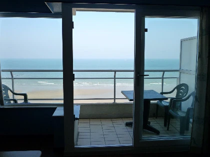 Vakantie appartement met terras en zeezicht en privéparking Te Huur