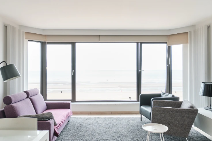 GEZELLIGE FLAT MET FRONTAAL ZICHT OP ZEE! TOP!