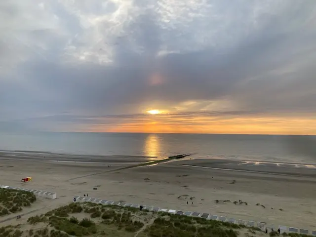 Prachtig DAKAPPARTEMENT  incl GARAGE  vakantieAPPARTEMENT te huur op Zeedijk in Nieuwpoort Bad. PRIJS ALL IN