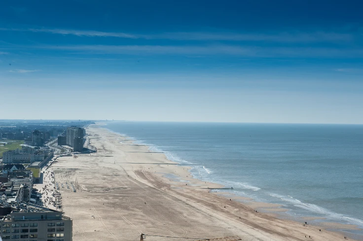 Ruim, vernieuwd appartement met panoramisch zeezicht.