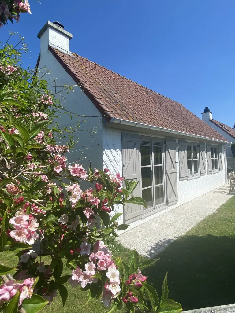 MOOI EN GEZELLIG VISSERSHUIS, ingericht met een open haard, een tuin, een zwembad (in de zomer) ... Gelegen op 500m van de zee.