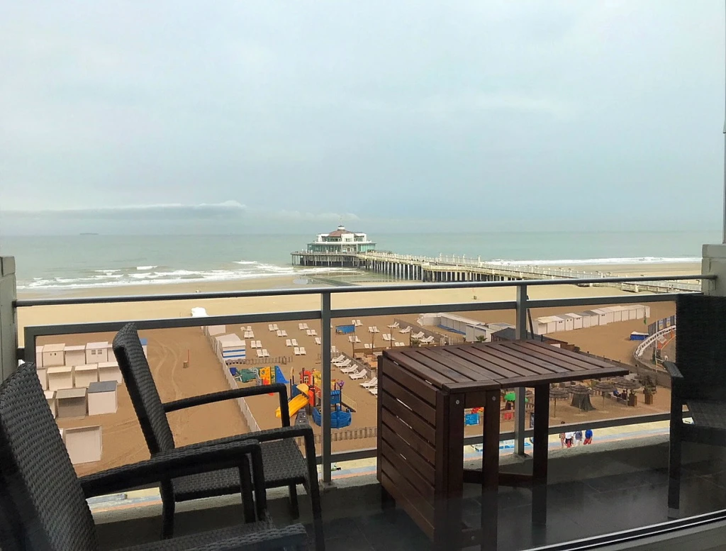 Zicht op zee en de pier, met garage